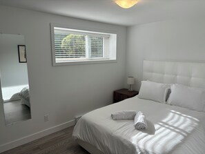 2 bedrooms, desk, iron/ironing board, free WiFi - Large 2 bedroom private suite (North Vancouver)