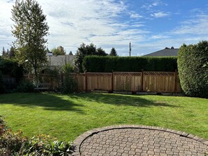 Property grounds - Large 2 bedroom private suite (North Vancouver)