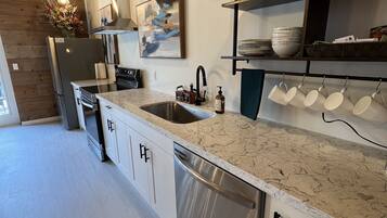 Fridge, oven, stovetop, dishwasher