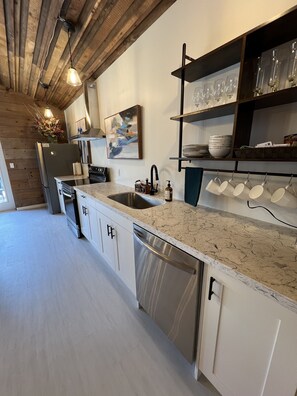 Réfrigérateur, four, plaque de cuisson, lave-vaisselle