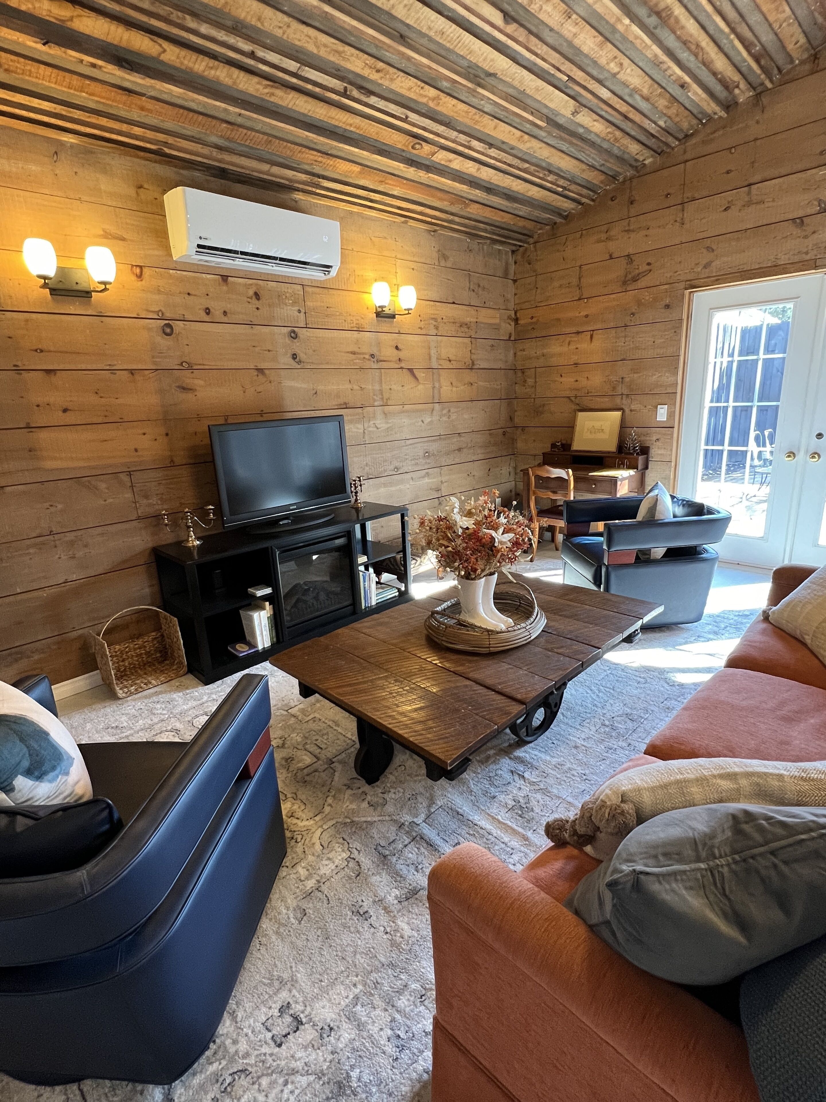 Älytelevisio, takka, kirjoja