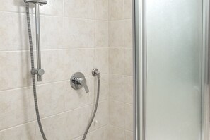 Shower, bidet, towels -  SE036 - Senigallia, new two-room apartment with large garden (Senigallia)