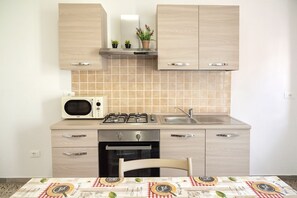 冷蔵庫、オーブン、ダイニングテーブル