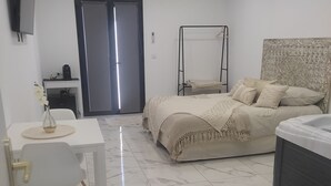 A modern bedroom with a bed, bedside table, and a desk with a chair. - Studio Romantique Indépendant Avec Jacuzzi (Saint-Andiol)