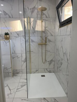 Dusj, toalettartikler (inkludert), hårføner og håndklær