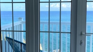 Un balcon avec vue sur l’océan.
