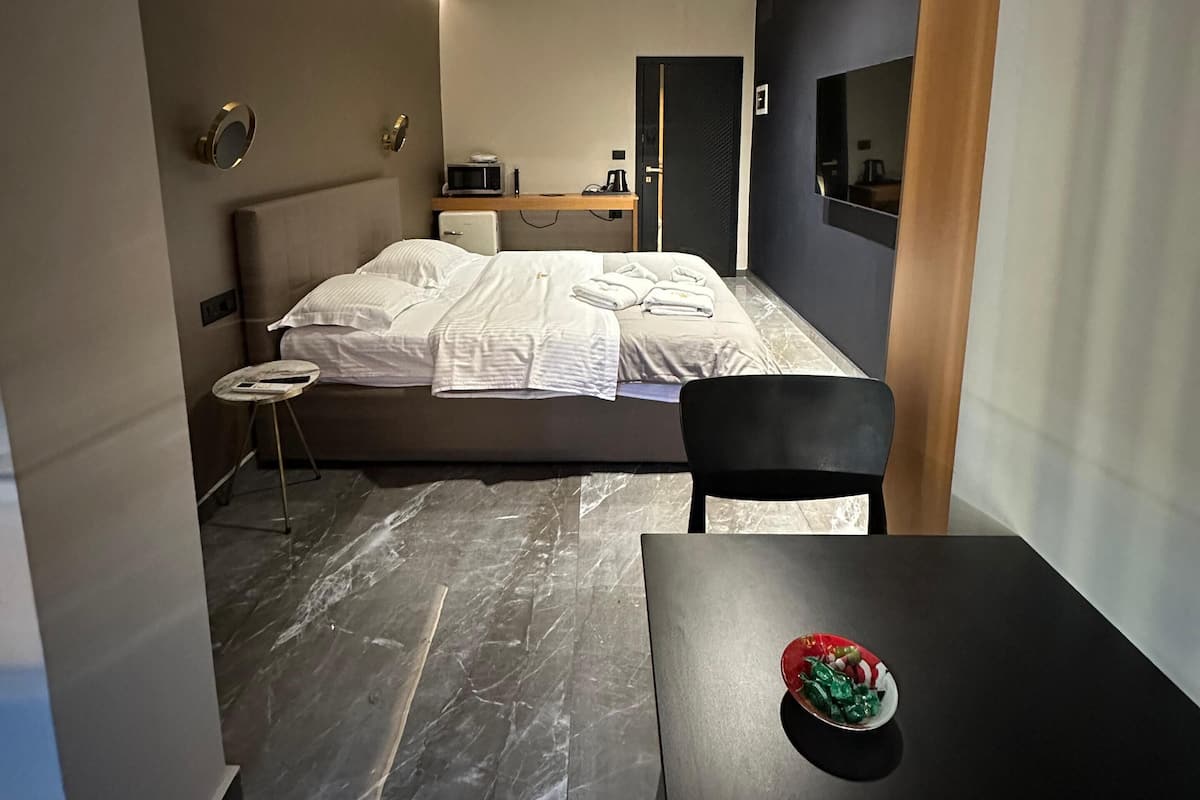 ROOM 04 | 1 bedroom, Egyptian cotton sheets, premium bedding, memory foam beds