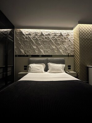 ROOM 07 | Egyptian cotton sheets, premium bedding, memory-foam beds, minibar - La Mirage Suites & Apartments (Tirana)