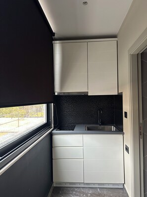 Chambre Deluxe double, 1 grand lit | Cuisine privée | Mini-réfrigérateur, four à micro-ondes, surface de cuisson