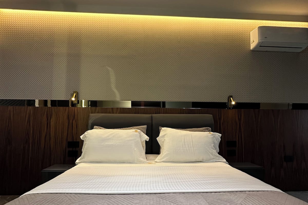 Habitació doble exclusiva, 1 llit de matrimoni | 1 dormitori, llençols de cotó egipci i roba de llit d'alta qualitat