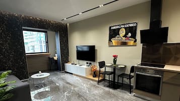 Room 01 | Oppholdsområde | En 55-tommers LED-TV med kabel-kanaler samt Netflix og strømmetjenester