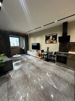 Room 01 | Stofa | 55-tommu LED-sjónvarp með kapalrásum, Netflix, myndstreymiþjónustur.