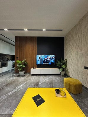 ROOM 05 | Living area | 55-inch LED TV with cable channels, Netflix, streaming services