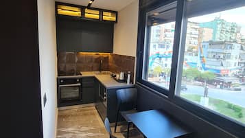 Room 02 | Private kitchenette | Mini-fridge, microwave, stovetop, electric kettle