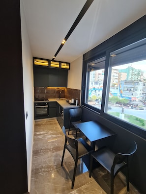 Apartament Deluxe | Cuina bàsica privada | Frigorífic petit, microones, placa de cuina i bullidora elèctrica