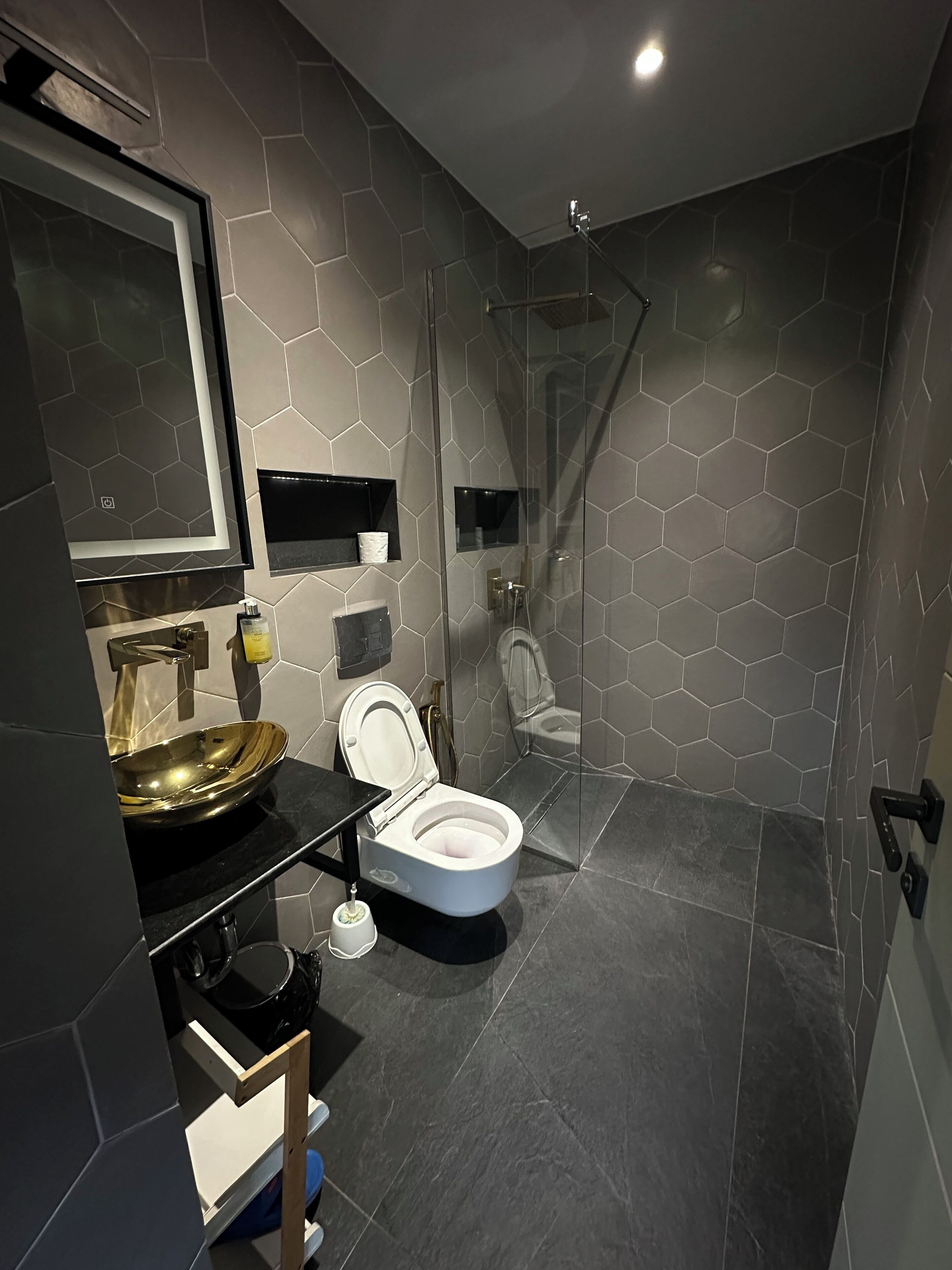 Chambre Double Deluxe, 1 grand lit | Salle de bain | Ensemble douche/baignoire, articles de toilette gratuits, sèche-cheveux