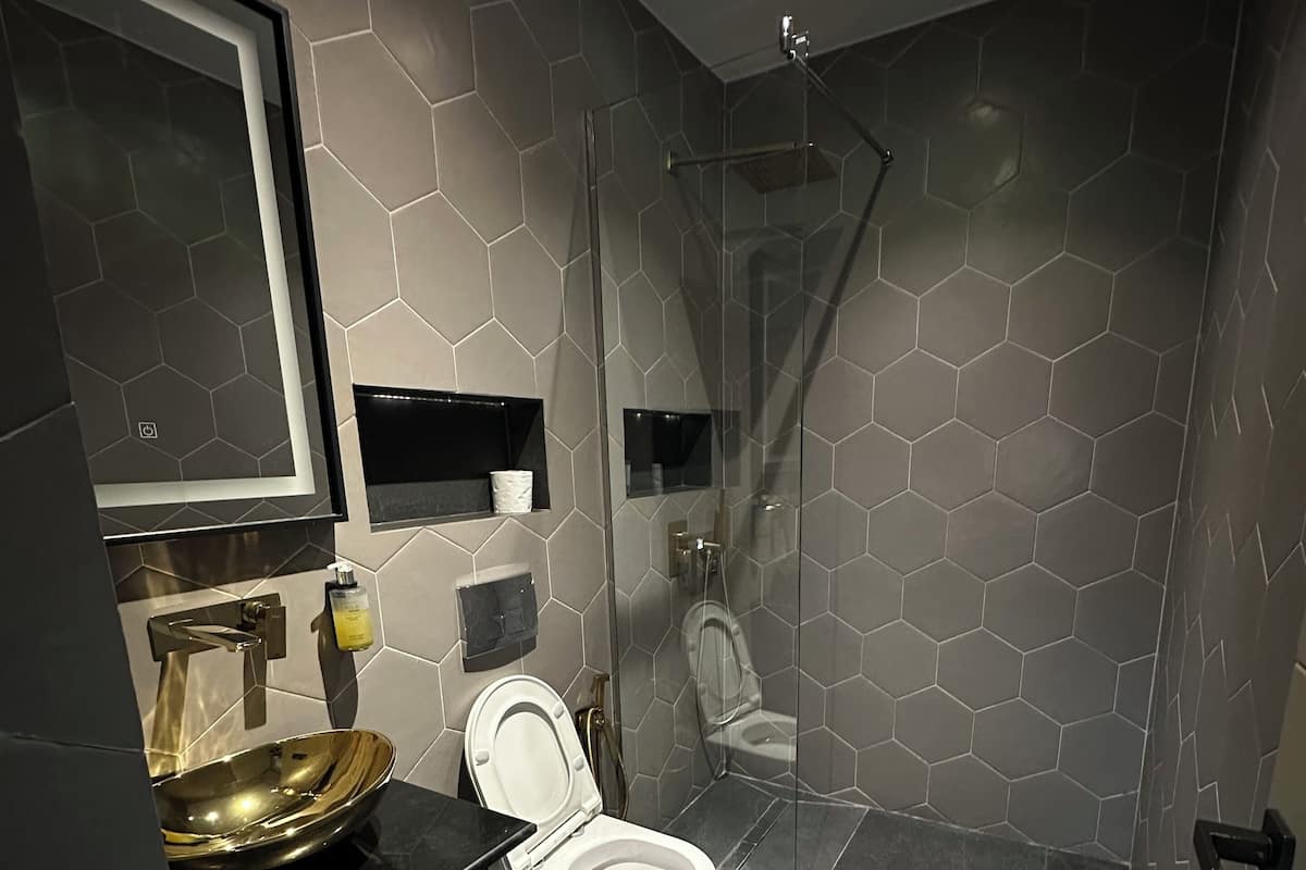 Habitació doble Deluxe, 1 llit de matrimoni | Bany | Combinació de dutxa i banyera i articles de tocador gratuïts