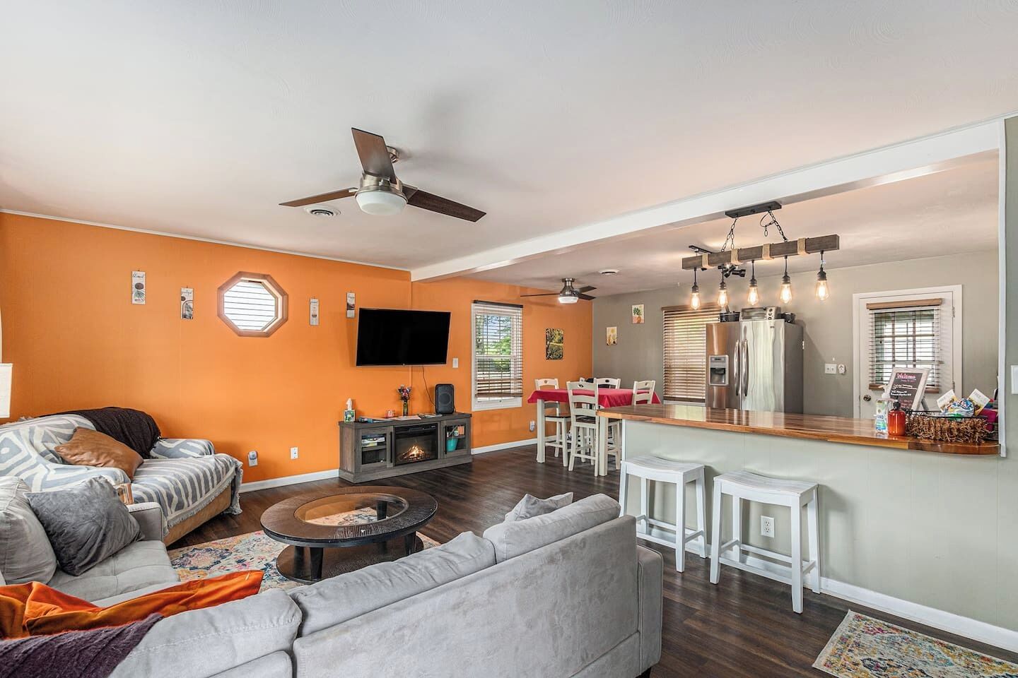 电视、书、立体声音响、办公室