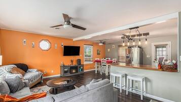 Fernseher, Bücher, Stereoanlage, Arbeitsbereiche