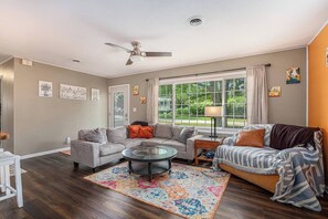 Televisión, libros, estéreo, oficina