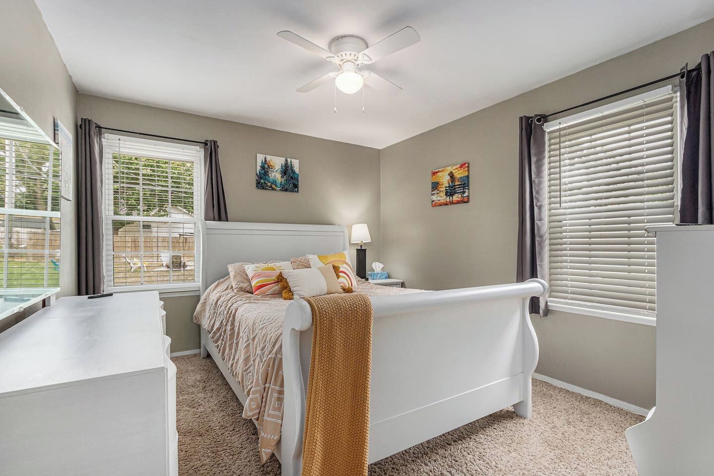 3 habitaciones, escritorio y tabla de planchar con plancha 