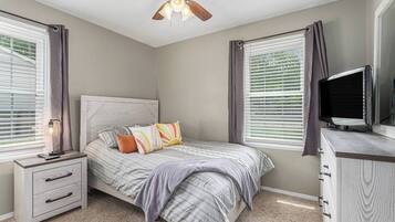 3 Schlafzimmer, Schreibtisch, Bügeleisen/Bügelbrett, Reisekinderbett