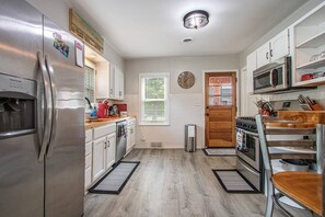 Fridge, microwave, oven, stovetop - Sq Toe`s Last Resort:Pet-Friendly*Fenced* GameRoom (New Buffalo)