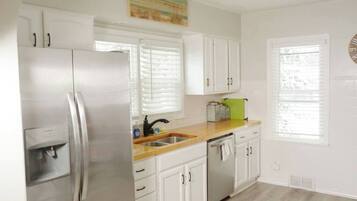 KĂŒhlschrank, Mikrowelle, Ofen, Herdplatte