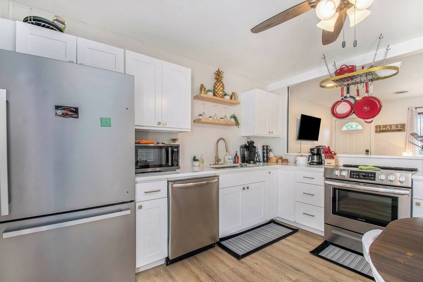 Refrigerador, microondas, horno y parrilla de estufa 