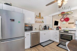 ثلاجة، ميكروويف، فرن، موقد طهي مسطح