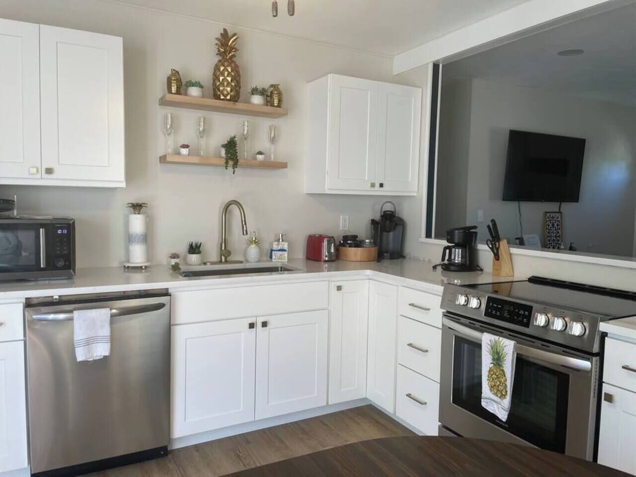 Refrigerador, microondas, horno y parrilla de estufa 