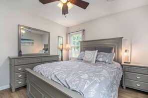 3 slaapkamers, een strijkplank/strijkijzer, reisbedje, wifi