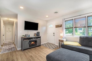 Een televisie en boeken