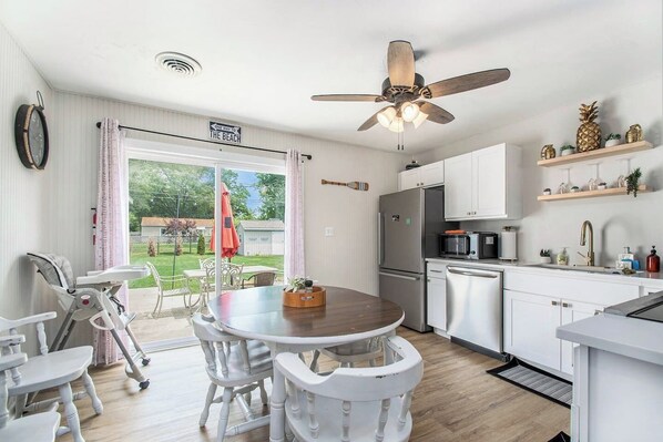 ثلاجة، ميكروويف، فرن، موقد طهي مسطح