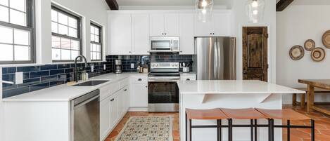 ثلاجة، ميكروويف، فرن، موقد طهي مسطح