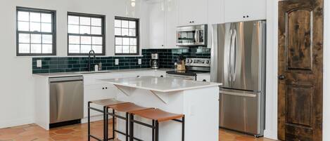 Refrigerador, microondas, horno, placa de cocina