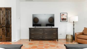 Smart TV, table tennis