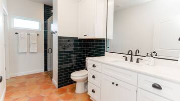 Douche, sèche-cheveux, serviettes fournies