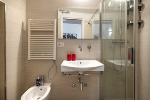 Shower, hair dryer, bidet, towels - GuestHost - Coincidences Pleasant Apartment in Ostuni (Ostuni)