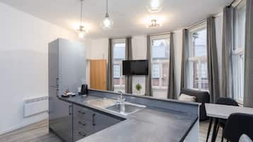 Apartemen | Dapur pribadi | Lemari es besar, microwave, oven, dan kompor