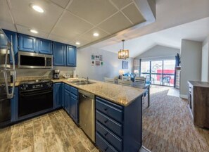 Mikrobølgeovn, ovn, kokeplater og oppvaskmaskin