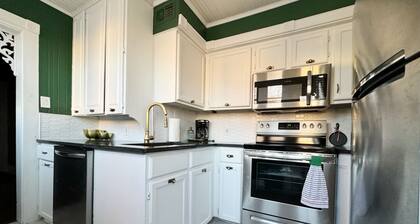 Downtown Spacious Apt with king bedroom, Formal Dining, and balcony!