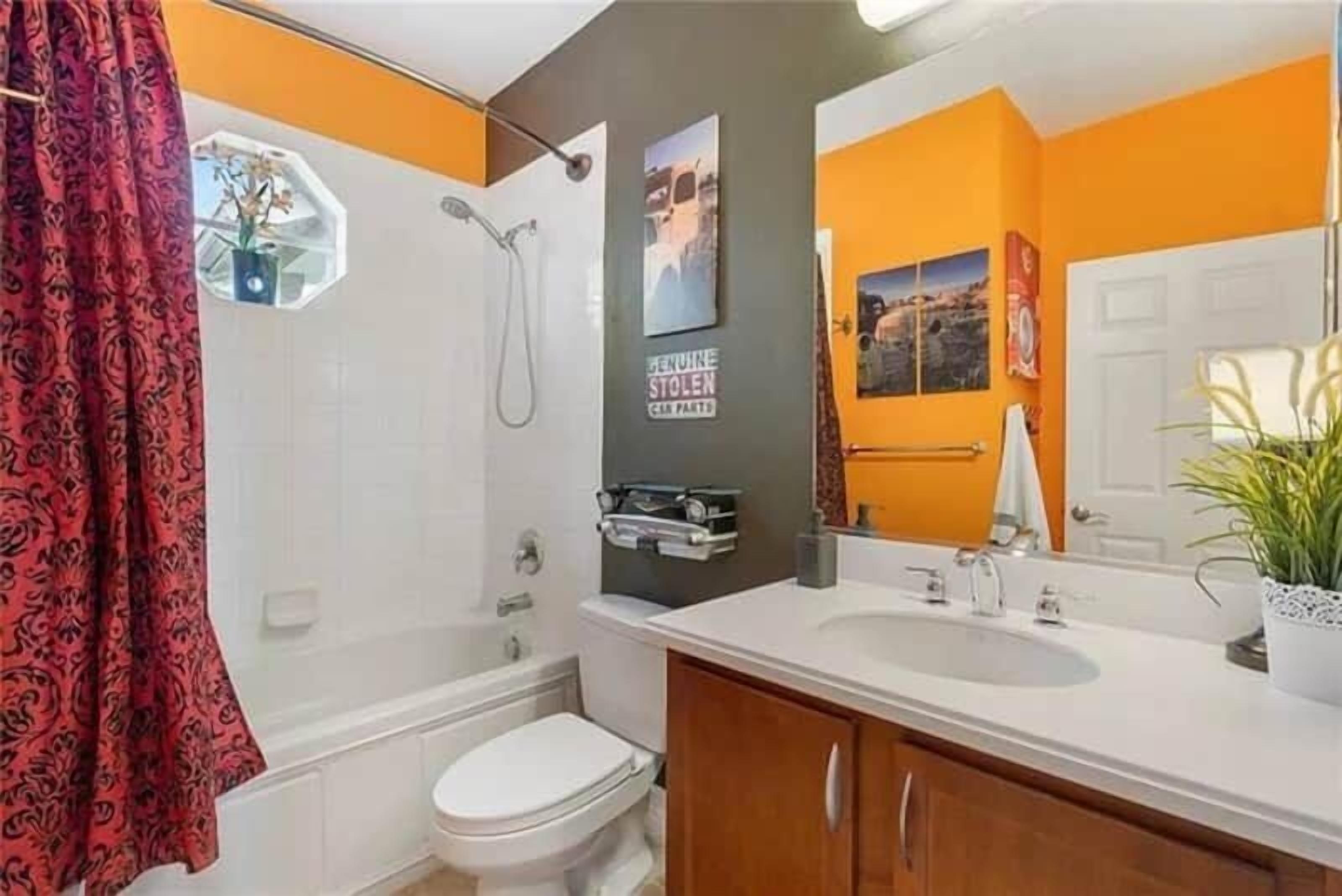 Ein Badezimmer mit Toilette, Dusche und Waschbecken.