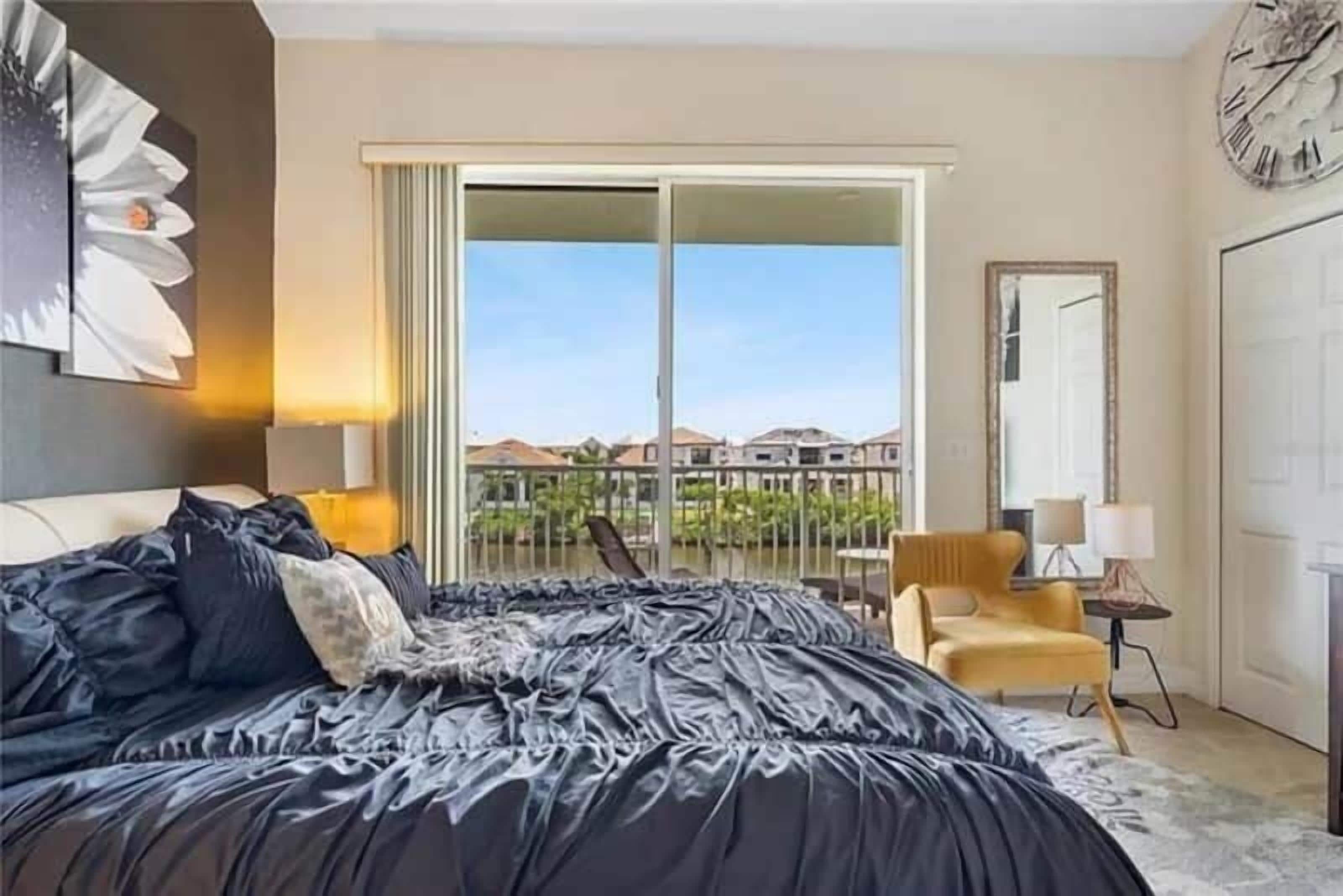 Luxury Townhome | Egyptian cotton sheets, premium bedding, down duvets, desk