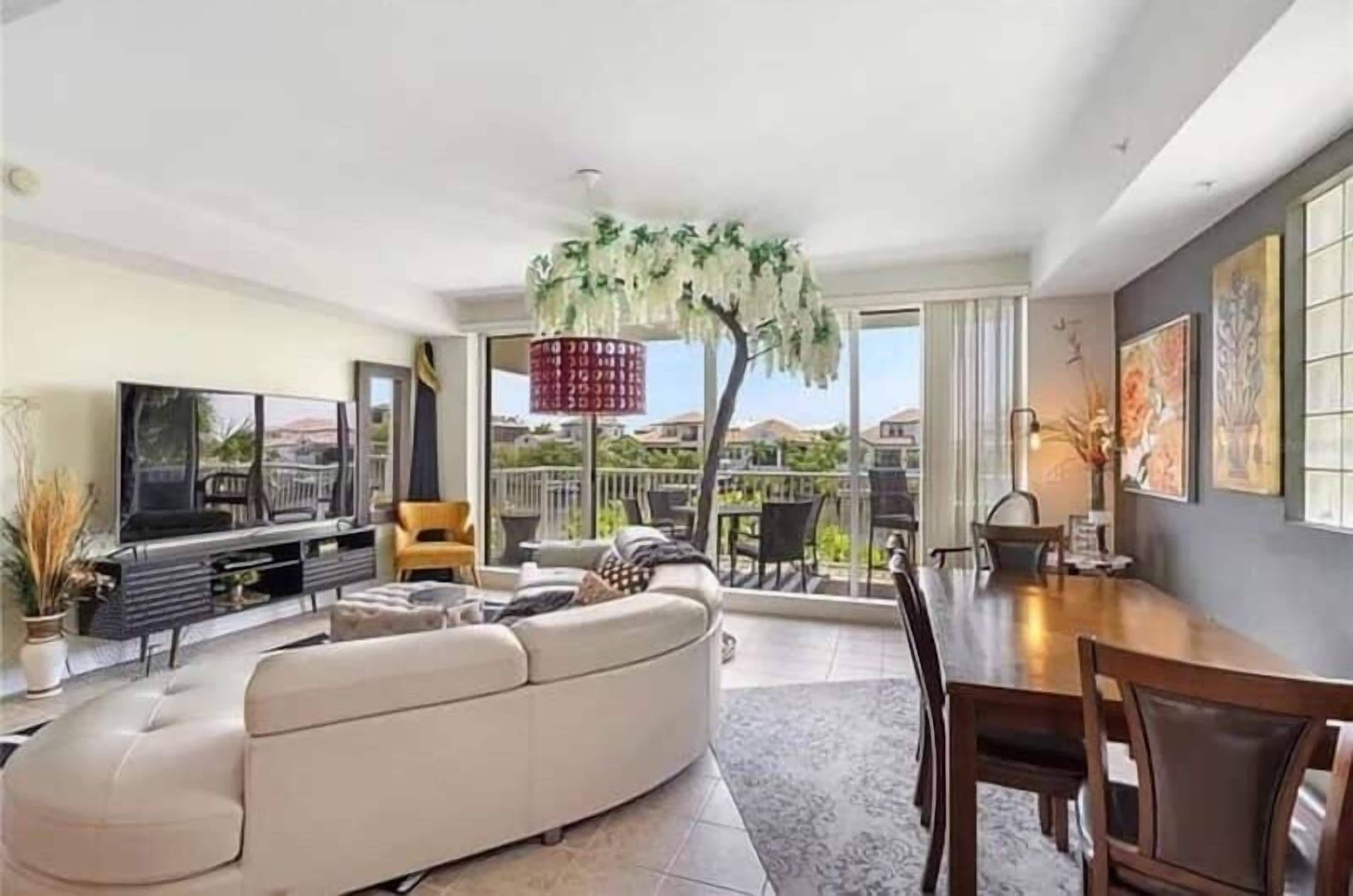 Townhouse Mewah | Area keluarga | Televisi LED 80-inci dengan saluran TV digital, perapian, dan Netflix