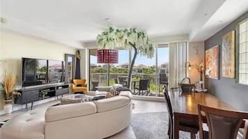 Townhouse Mewah | Area keluarga | Televisi LED 80-inci dengan saluran TV digital, perapian, dan Netflix