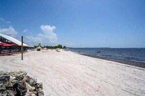 Ubicación a pie de playa, arena blanca, cabañas de playa y tumbonas