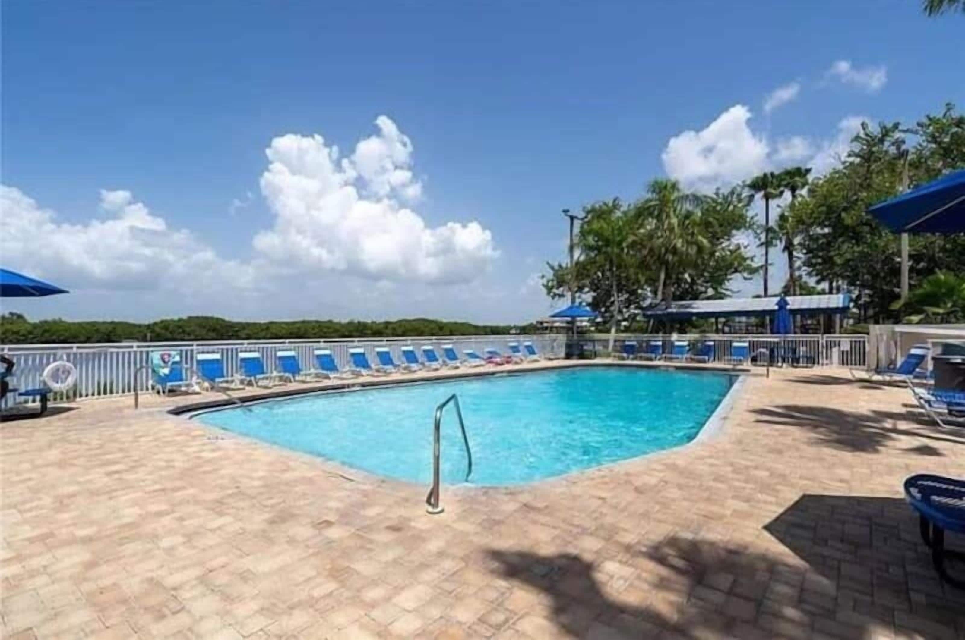 2 kolam renang outdoor