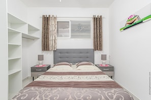 1 chambre, fer et planche à repasser, lit de bébé portatif, Wi-Fi