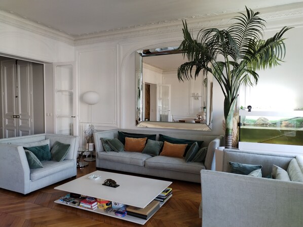 Living area - Paris 8, luxurious, renovated, 4 BED/4 BATH, air con, 1 indep. & attached studio (Paris)